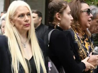 Μάρα Θρασυβουλίδου: Συντετριμμένη στην κηδεία του συζύγου της, Γιώργου Νιάρχου – Σπάραξε η κόρη του