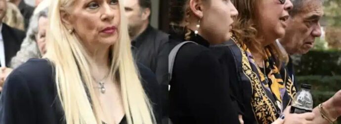 Μάρα Θρασυβουλίδου: Συντετριμμένη στην κηδεία του συζύγου της, Γιώργου Νιάρχου – Σπάραξε η κόρη του