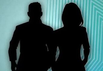 Πασίγνωστος τραγουδιστής την έβαζε να κάνει…. έρωτα με άλλους άνδρες στο καμαρίνι του και εκείνος έπαιρνε μάτι!