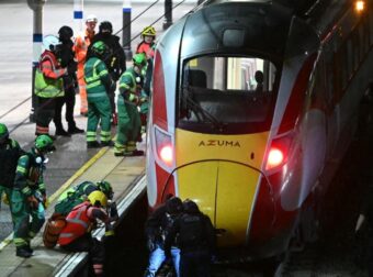 Μ. ΒΡΕΤΑΝΙΑ: ΠΟΛΛΑΠΛΗ ΕΠΙΘΕΣΗ ΜΕ ΜΑΧΑΙΡΙ ΜΕΣΑ ΣΕ ΤΡΕΝΟ ΓΕΜΑΤΟ ΚΟΣΜΟ