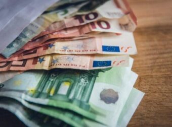 Αυξήσεις και αναδρομικά για 150.000 ένστολους μέσα στις γιορτές