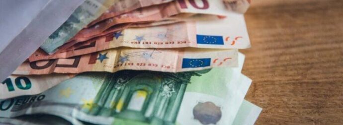 Αυξήσεις και αναδρομικά για 150.000 ένστολους μέσα στις γιορτές