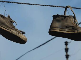 Το νόημα πίσω από τα παπούτσια που κρέμονται στα καλώδια του ρεύματος – Τι σημαίνει πραγματικά;