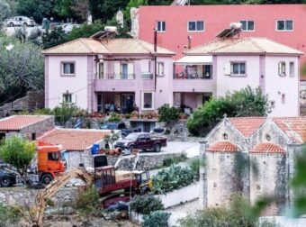 Θρίλερ χωρίς τέλος στα Bopίζια: Αγνοείται ο γιος της 56χονης που σκοτώθηκε