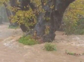 Σκιάθος: Ποτάμια έγιναν οι δρόμοι από τις έντονες βροχοπτώσεις