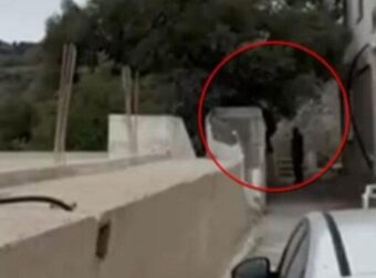 Bopίζια: Η ΕΛΑΣ αναζητά τον δεύτερο ελεύθερο σκοπευτή, που «προδόθηκε» στο βίντεο ντοκουμέντο από τη στιγμή του μακελειού