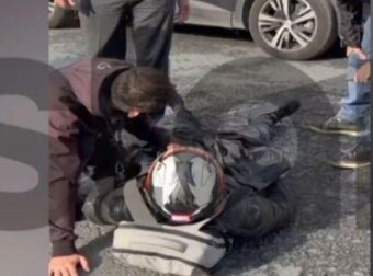 Σοκαριστικό τροχαίο: Έκανε παράνομα αναστροφή και συγκρούστηκε με μηχανή – «Βιαζόμουν» (video)