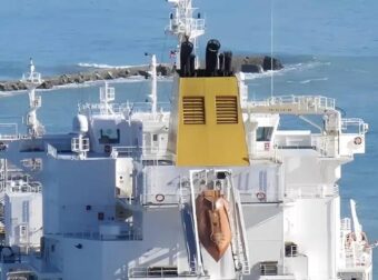 ΠΛΟΙΟ ΠΑΣΙΓΝΩΣΤΗΣ ΕΦΟΠΛΙΣΤΙΚΗΣ ΟΙΚΟΓΕΝΕΙΑΣ ΔΕΧΤΗΚΕ ΕΠΙΘΕΣΗ ΑΠΟ ΠΕΙΡΑΤΕΣ