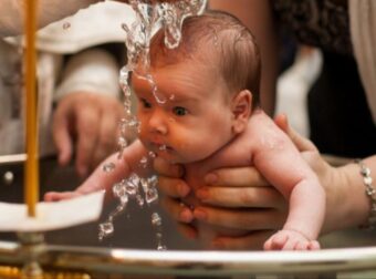 Νέο επίδομα για βάφτιση: Πώς να κάνεις αίτηση – Πότε μπαίνει στους λογαριασμούς