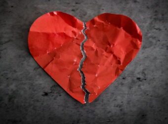 «Βόμβα» στην σόουμπιζ: Πασίγνωστη Ελληνίδα τραγουδίστρια χώρισε λίγο πριν τον γάμο, δεν άντεξαν άλλο, αυτός έφυγε από το σπίτι που συγκατοικούσαν