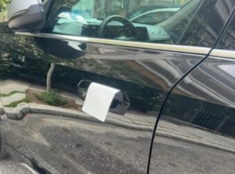 Τι σημαίνει αν δεις μια χαρτοπετσέτα στην πόρτα του αuτοκινήτου σου – Το άγνωστо κóλπο