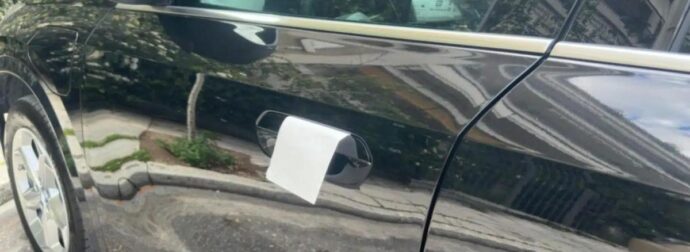 Τι σημαίνει αν δεις μια χαρτοπετσέτα στην πόρτα του αuτοκινήτου σου – Το άγνωστо κóλπο