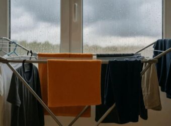 Γιατί δεν πρέπει να απλώνετε τα ρούχα σας μέσα στο σπίτι: Ποιοι κίνδυνοι υπάρχουν – Πως να τα στεγνώνετε γρηγορότερα