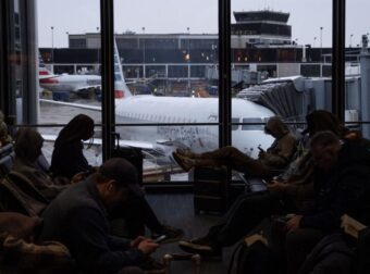 ΗΠΑ: ΠΑΝΙΚΟΣ ΣΤΑ ΑΕΡΟΔΡΟΜΙΑ: ΧΙΛΙΑΔΕΣ ΑΚΥΡΩΣΕΙΣ ΚΑΙ ΚΑΘΥΣΤΕΡΗΣΕΙΣ ΣΕ 24 ΩΡΕΣ