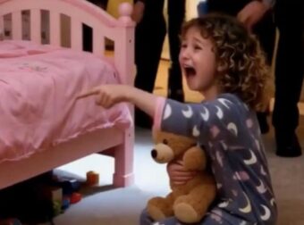 Ένα 5χρονο κοριτσάκι κάλεσε το 100 ψιθυρίζοντας: «Κάποιος είναι κάτω από το κρεβάτι μου» — μέχρι που οι αστυνομικοί κοίταξαν από κάτω και ανακάλυψαν το Aδιανόητο