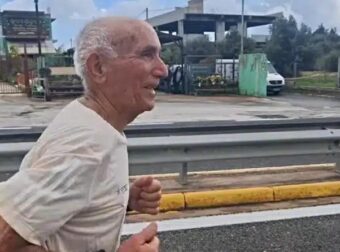 O υπέροχος κύριος Πλούταρχος έτρεξε 42 χλμ. για… πλάκα στα 89 του χρόνια
