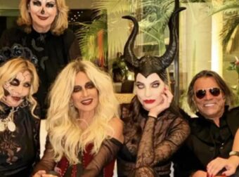 Χαμός σε πάρτι πασίγνωστων – Μόνο ο Ψινάκης αναγνωρίζεται! Δεν φαντάζεστε ποια κάθεται δίπλα του