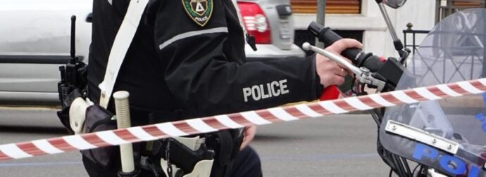 Νίκαια: Πυρπόλησαν όχημα σωφρονιστικού υπαλλήλου – Διακοπή κυκλοφορίας λόγω χειροβομβίδας