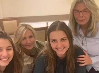 Η μητέρα της Μαρέβας Μητσοτάκη σε εστιατόριο στη Μονεμβασιά – Με σικ φθινοπωρινό σύνολο