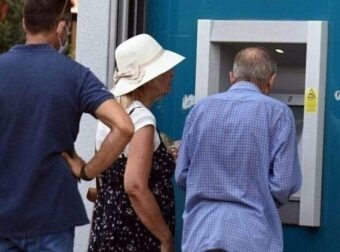 Επίδομα 250 εupώ: Ανατροπή με την ημερομηνία πληρωμής – Πότε θα μπουν τα χρήματα