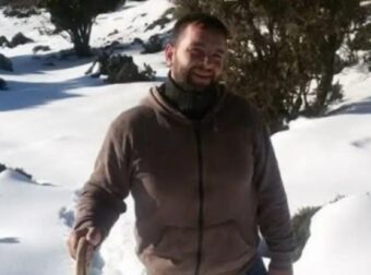 ΕΚΤΑΚΤΟ ΤΩΡΑ – ΑΥΤΟΣ ΕΒΑΛΕ ΤΗΝ ΒΟΜΒΑ ΣΤΟ ΣΠΙΤΙ ΣΤΑ ΒΟΡΙΖΙΑ ΚΑΙ ΑΡΧΙΣΕ ΤΟ ΜΑΚΕΛΕΙΟ