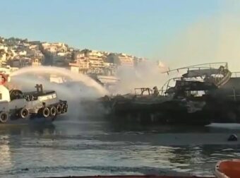 Πειραιάς: Φωτιά σε τέσσερα σκάφη στην Ακτή Θεμιστοκλέους – Βυθίστηκαν τρία (βίντεο)