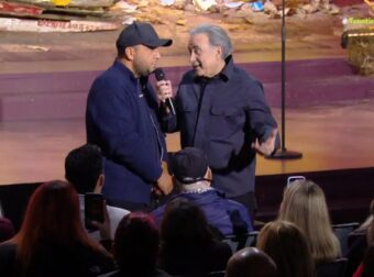 Αλ Τσαντίρι Νιούζ: Συγκινητικές στιγμές στην σκηνή με τον Πάνο Ρούτσι και τον Λάκη Λαζόπουλο – «Μου στερήσαν το παιδί μου και θα παλέψω μέχρι τέλους»