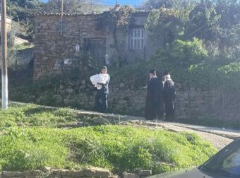 Σπαραγμός στην κηδεία του 3χρονου Ανδρέα – Γονάτισαν όλοι στις σπαρακτικές κραυγές της μάνας