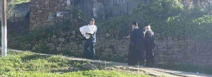 Σπαραγμός στην κηδεία του 3χρονου Ανδρέα – Γονάτισαν όλοι στις σπαρακτικές κραυγές της μάνας