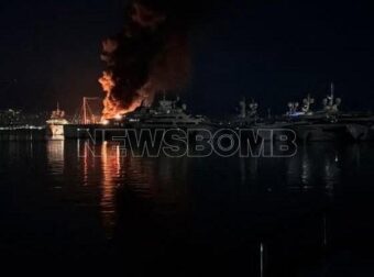 Φωτιά στη Μαρίνα Ζέας: Στις φλόγες πολυτελή σκάφη – «Πεταχτήκαμε, ακούστηκε ένας δυνατός κρότος», λέει κάτοικος