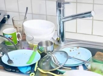 Η ψυχολογική σημασία του να αφήνεις βρώμικα πιάτα και γιατί δεν πρέπει να στοιβάζονται