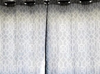 Πρέπει οι κουρτίνες να ακουμπούν στο πάτωμα; Τι λένε οι ειδικοί για το σωστό μήκος