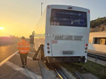 Τροχαίο στην Εθνική Οδό: Λεωφορείο έπεσε στις μπάρες στο ύψος της λίμνης Υλίκης