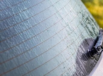 Γραμμές στα πίσω τζάμια των αυτοκινήτων: Από τι είναι φτιαγμένες και πώς μας βοηθούν