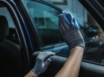 Πως να καθαρίζετε σωστά τα τζάμια του αυτοκινήτου σας ώστε να μην αφήνετε σημάδια