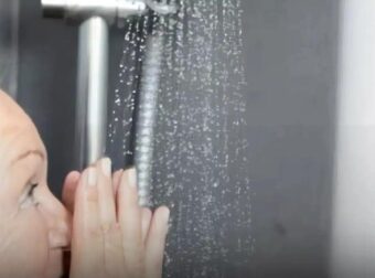 Πόσο συχνά πρέπει να κάνετε μπάνιο μετά τα 65