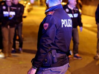 Άγριο έγκλημα στην Ιταλία – 78χρονος μαχαίρωσε και σκότωσε τη σύζυγό του – Στο σπίτι ήταν και η ανήλικη εγγονή τους