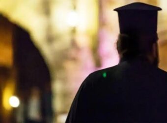Ιερέας στην Άρτα βίαζε 7χρονο κορίτσι για χρόνια ακόμη και μέσα στην εκκλησία – Θα εκτίσει την ποινή στο σπίτι του