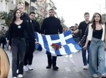 Πολυτεχνείο: Η κόρη της Φώφης Γεννηματά στην κεφαλή με την αιματοβαμμένη σημαία