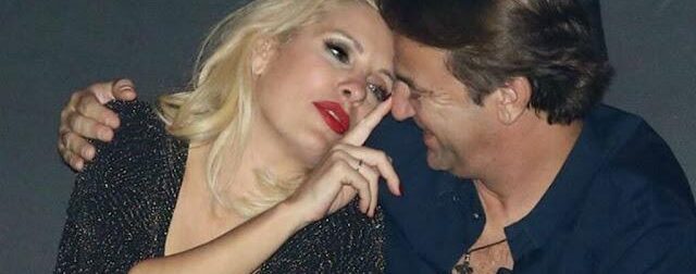 Μενεγάκη στον 4ο μήνα της εγκυμοσύνης: Με λευκό φόρεμα και φούξια μποτάκια