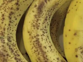 Οι γιατροί αποκαλύπτουν ότι το να τρώτε μπανάνες τη νύχτα επηρεάζει το ζάχαρο