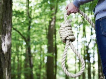 Άνδρας βρέθηκε νεκρός στο κτήμα του στην Αιγιαλεία – Κρεμάστηκε με σχοινί από ελαιόδεντρο