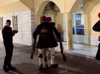 Συγκινητικό βίντεο: Οι Εύζωνες ξέσπασαν σε δάκρυα στην τελευταία τους υπηρεσία