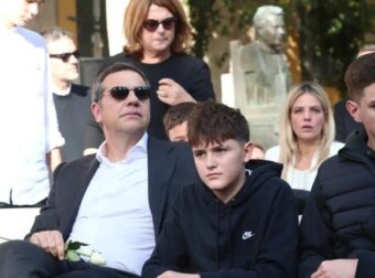 Αλέξης Τσίπρας: Με τους δύο γιους του και τη Μπέττυ Μπαζιάνα στην πολιτική κηδεία του Αλέκου Φλαμπουράρη