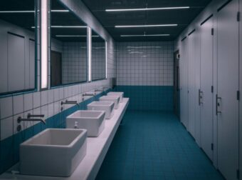 Σε Σoκ όλη η πόλη: 9χρονος ακρωτηριάστηκε στην τουαλέτα σχολείου από συμμαθητές του