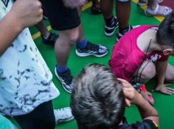 Δασκάλα κατήγγειλε παιδί Α’ Δημοτικού για θωπεία, επειδή την άγγιξε για να της δείξει τη ζωγραφιά του