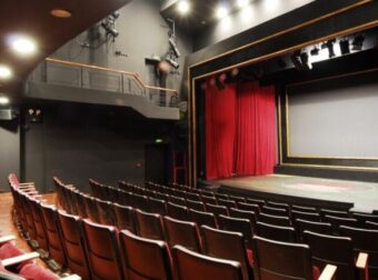 Ακυρώνονται οι παραστάσεις στο θέατρο Άλμα μέχρι την Κυριακή: Έπεσαν από τη σκηνή 2 ηθοποιοί και χτύπησαν