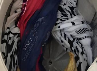 Όταν πλένετε τα ρούχα, μην βάζετε μόνο απορρυπαντικό. Μάθετε τον μυστικό τρόπο να κάνετε τα βρόμικα ρούχα σαν καινούργια