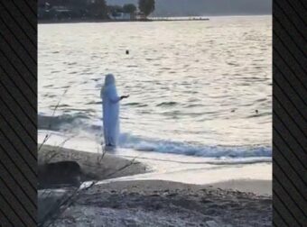 Γυναίκα στα λευκά σε παράξενο τελετουργικό σε παραλία του Βόλου – Δείτε βίντεο