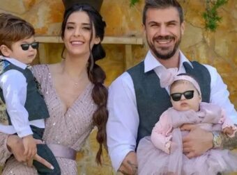 Άκης Πετρετζίκης: «Νιώθω ενοχικά που αφήνω μόνη τη γυναίκα μου με τα παιδιά»